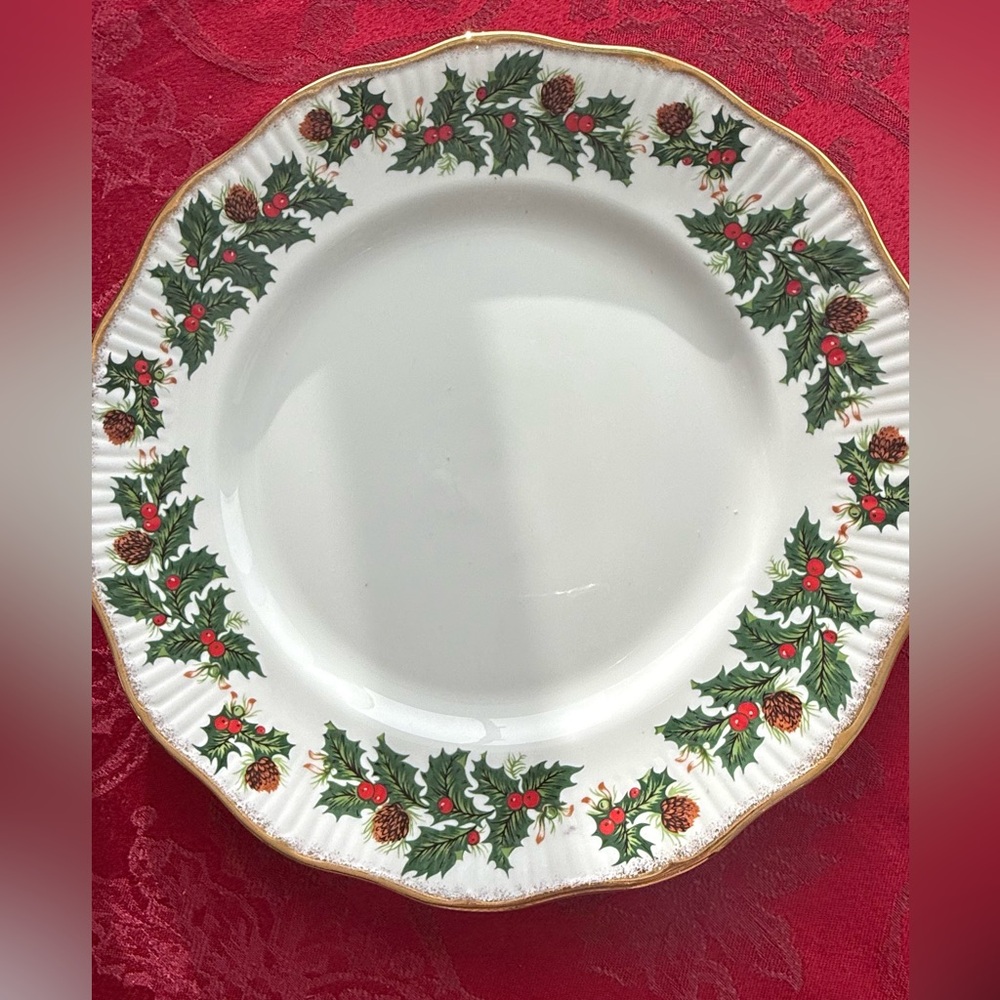 Queen’s Fine Bone China
Festive Holly and Pinecone Dinner Plate